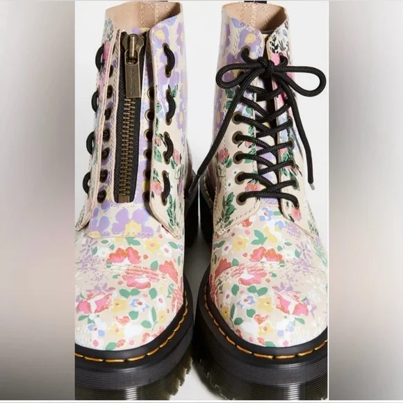 Dr. Martens
Sinclair Boots Women Size 6 - Picture 2 of 8